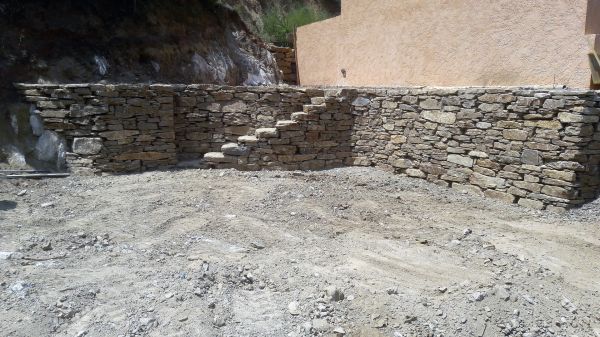 création d' un mur en pierres avec un escalier intégré à signes